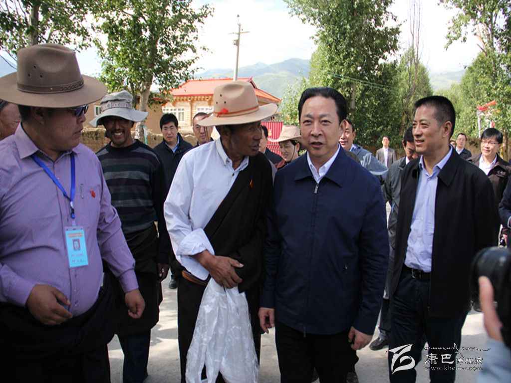 黃新初在甘孜縣調(diào)研指導扶貧開發(fā)工作、慰問對口支援我州的干部人才代表掠影