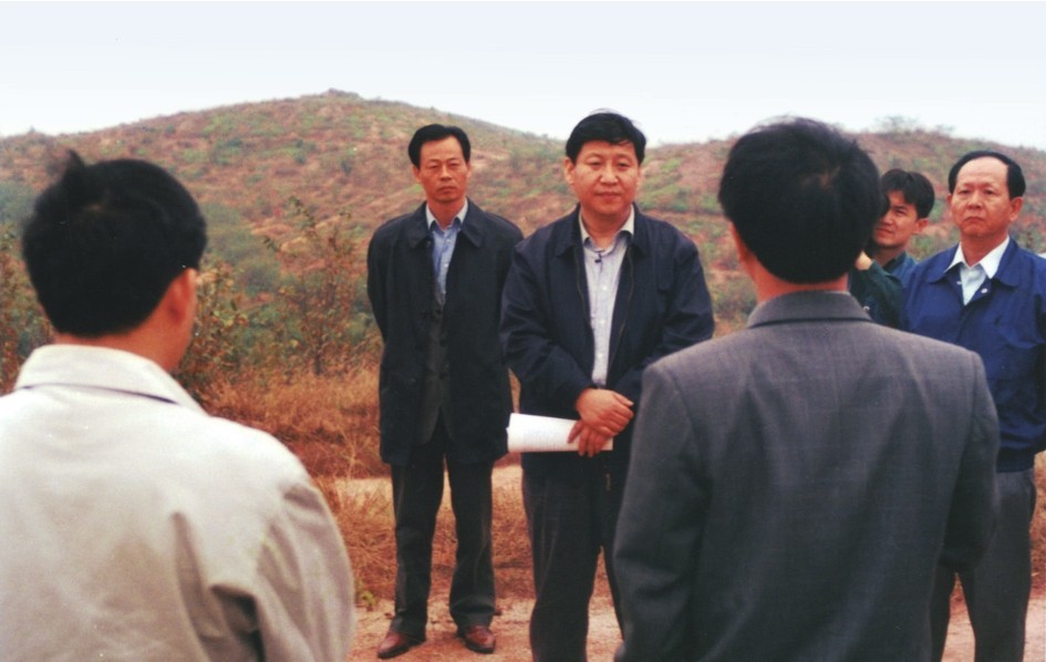 1999年11月，習(xí)近平在龍巖市長(zhǎng)汀縣河田水土流失治理區(qū)調(diào)研。圖源：《習(xí)近平在福建（下）》