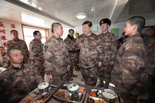 2014年1月26日中午，習(xí)近平來(lái)到連隊(duì)食堂，同戰(zhàn)士們一起用餐。新華社記者 李剛 攝