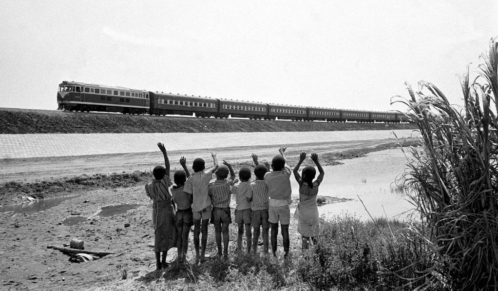 贊比亞魯西瓦西湖畔的少年兒童歡迎坦贊鐵路的列車通到他們的家鄉(xiāng)（1976年攝）。